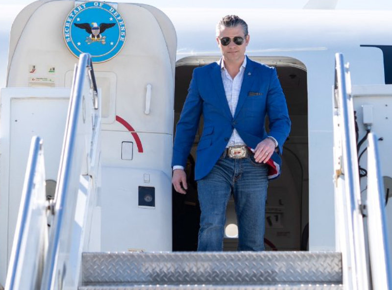 헤그세스는 ‘좋은 청바지’ 사진 올려 4일 미국 국방부가 소셜미디어 ‘X’에 피트 헤그세스 국방장관이 청바지를 입은 사진을 올렸다. 스위니 광고 문구를 차용해 ‘국방장관은 좋은 청바지를 가졌다’고 썼다. 사진 출처 미국 국방부 X