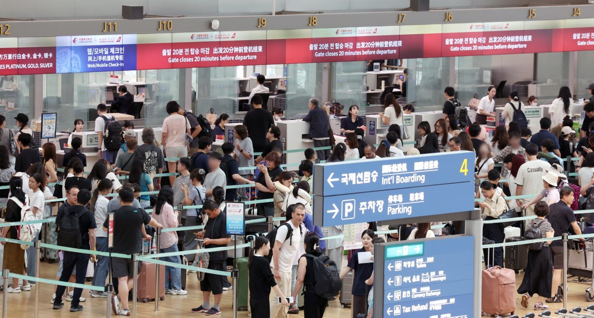 여름 휴가철인 3일 인천국제공항 제1여객터미널 출국장이 이용객들로 북적이고 있다. 2025.08.03. [인천공항=뉴시스]