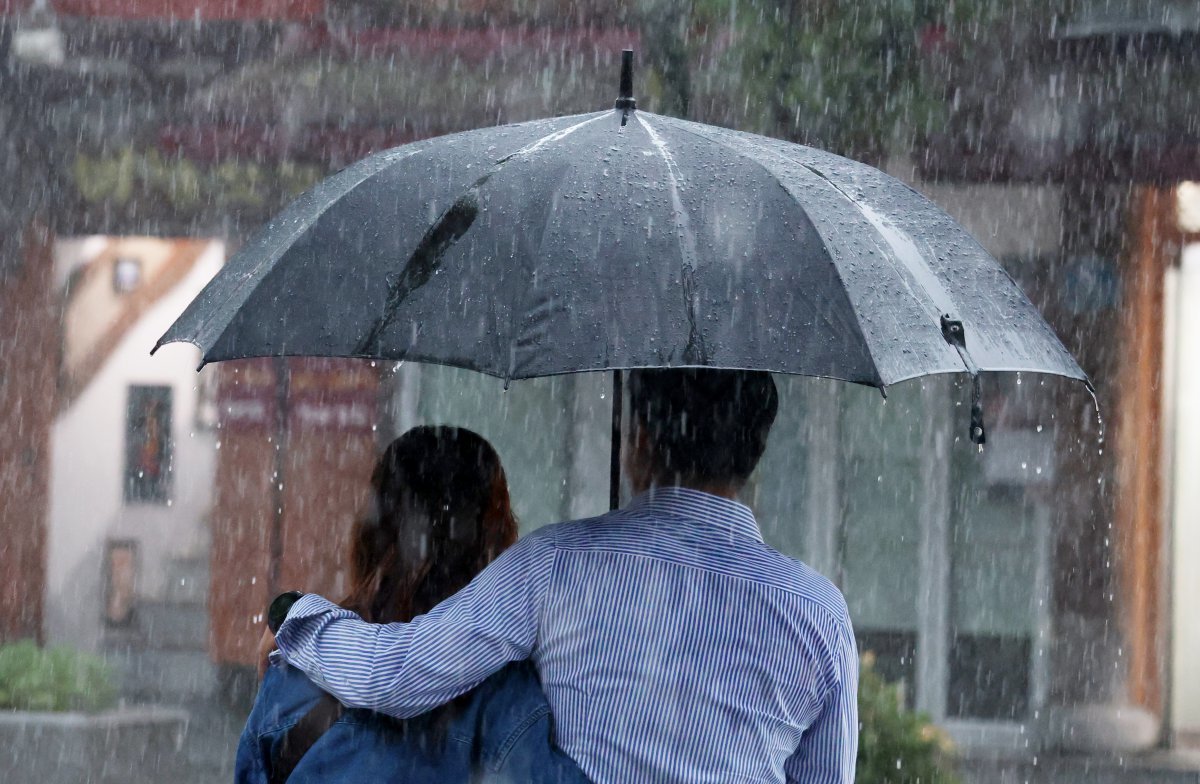 전북 전주시 한옥마을 경기전에서 우산을 쓴 관광객들이 발걸음을 재촉하고 있다. 2025.7.17/뉴스1