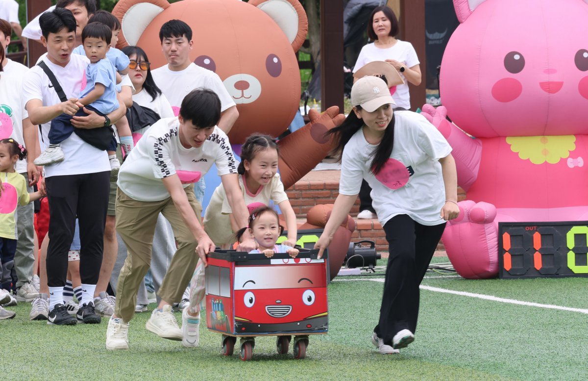 13일 인천 중구 월미공원에서 열린 프라임·명지 한마음 가족운동회에서 어린이들이 엄마, 아빠와 게임을 하며 즐거워하고 있다. 2025.06.13. 인천=뉴시스