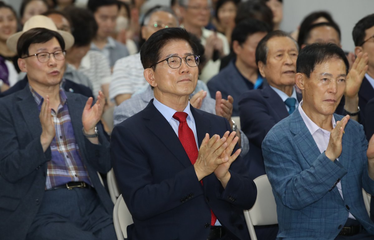 김문수 국민의힘 당대표 후보가 5일 오후 부산 국민의힘 부산시당에서 열린 당원 간담회에 참석해 손뼉을 치고 있다. 2025.8.5/뉴스1