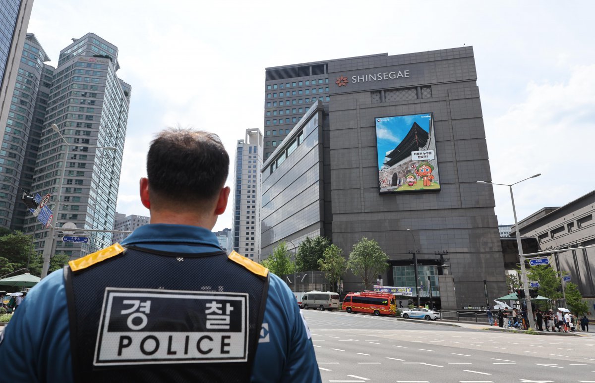 5일 오후 서울 중구 신세계백화점 본점에 폭발물을 설치했다는 신고가 접수돼 경찰이 주변을 통제하고 있다. 2025.08.05.뉴시스