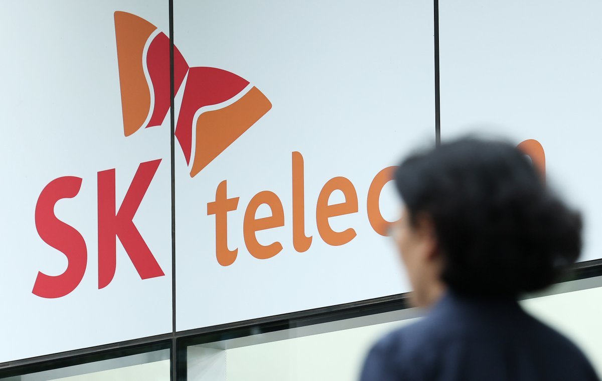 정부가 SK텔레콤 해킹 사고 조사 결과를 토대로 위약금 면제 규정 적용이 가능하다고 밝힌 4일 오후 서울의 한 SKT 공식매장을 찾은 시민이 상담을 받고 있다. 2025.7.4. 뉴스1