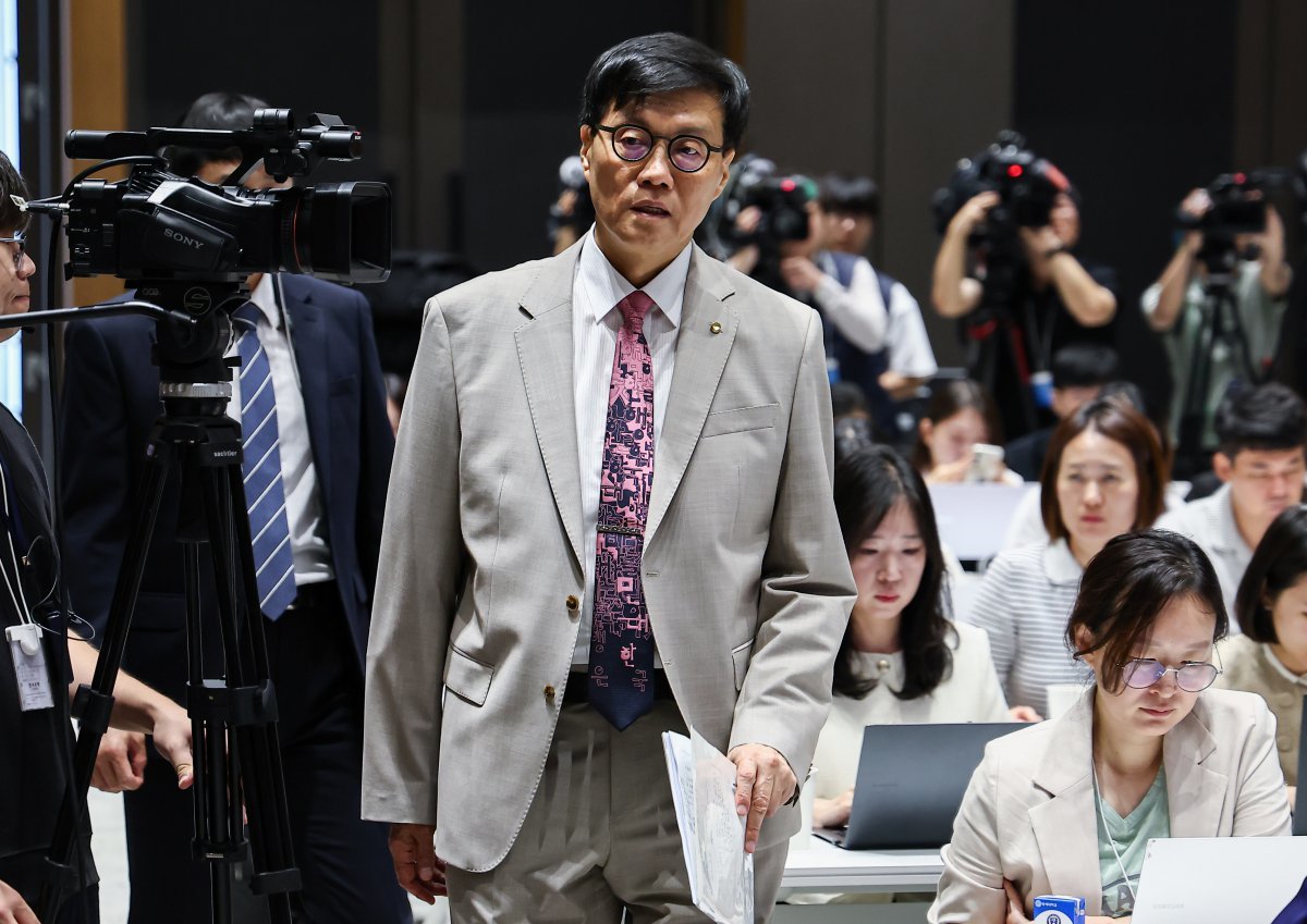 이창용 한국은행 총재가 10일 서울 중구 한국은행에서 열린 금융통화위원회 금리 결정에 대한 기자간담회에 참석하고 있다. 2025.07.10. 사진공동취재단