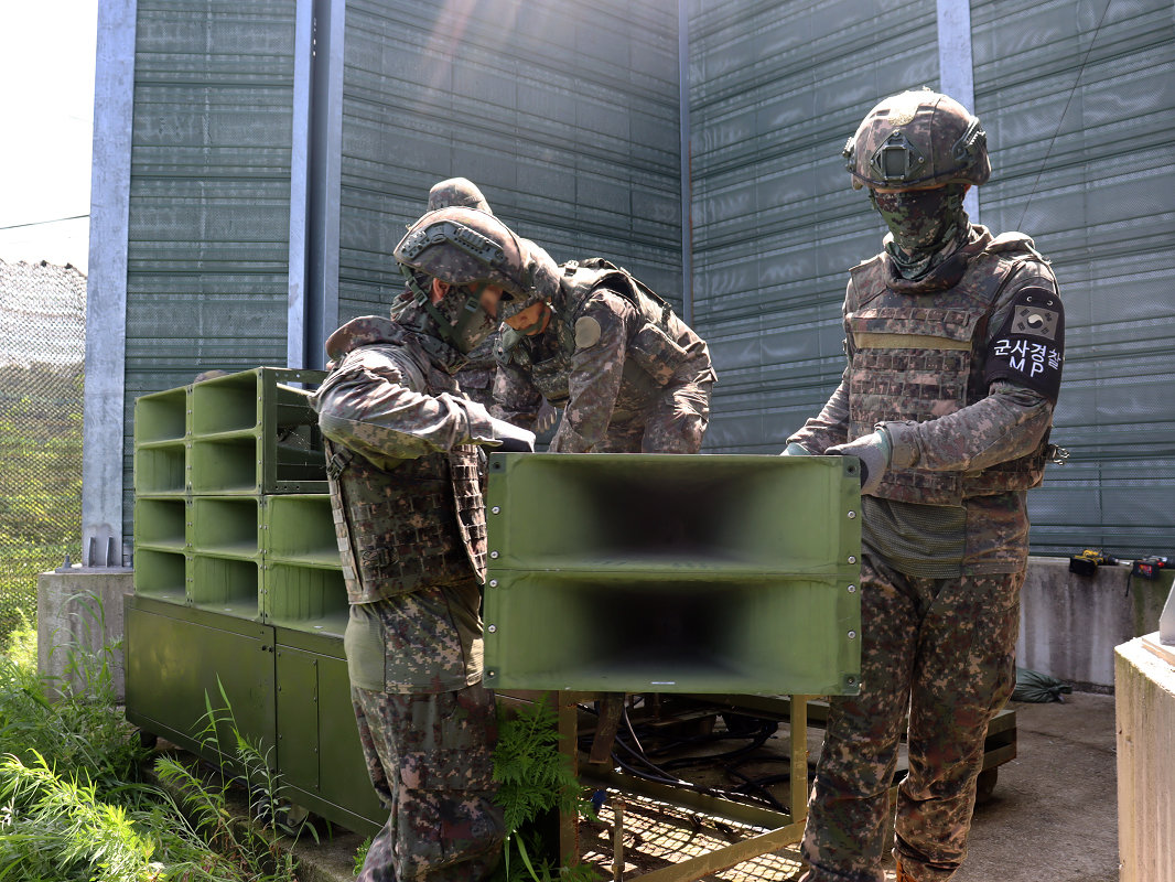 국방부는 4일 문자공지를 통해 “우리 군은 이날부터 대북확성기 철거를 시작했다”고 밝혔다. 사진은 이날 군 관계자들이 대북확성기 철거 작업하는 모습. (사진=국방부 제공) 2025.08.04.