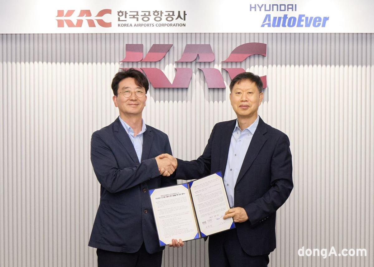 서동권 현대오토에버 내비게이션사업부장 상무(왼쪽)와 손종하 한국공항공사 운영본부장이 업무협약을 체결한 후 기념사진을 촬영하고 있다.