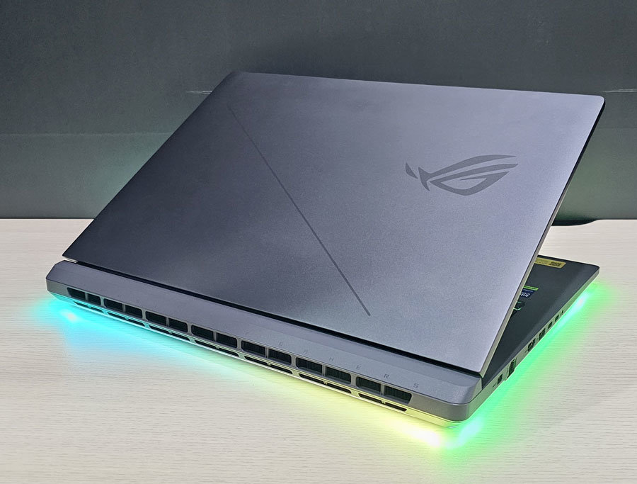 18인치급의 크기, 하단 조명 효과 때문에 존재감이 상당하다 / 출처=IT동아