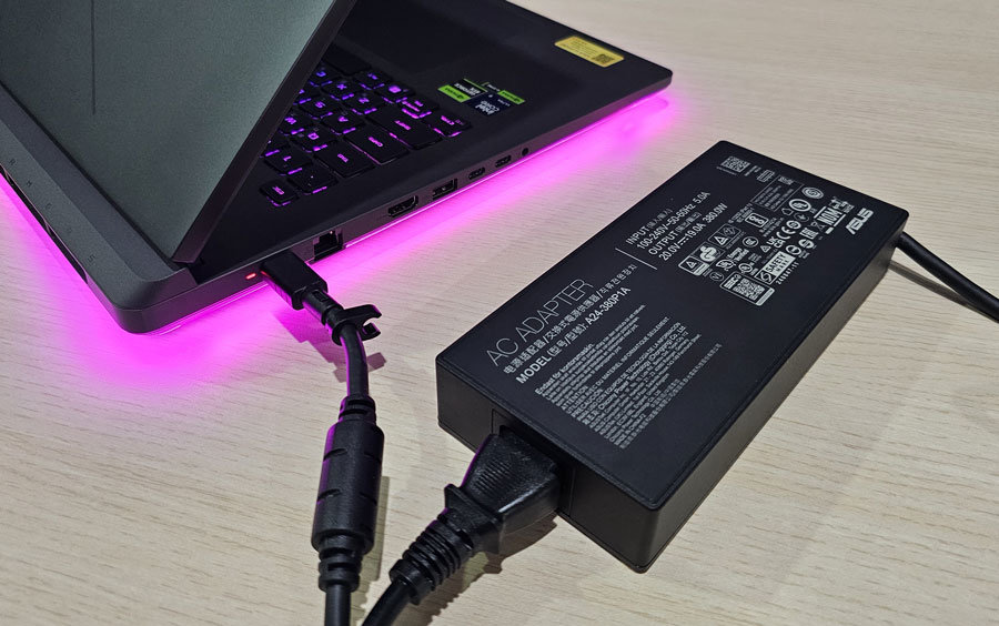 본체와 함께 제공되는 380W 전원 어댑터 / 출처=IT동아