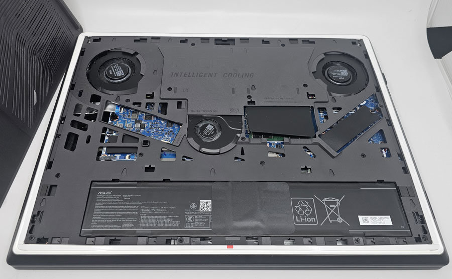 공구 없이 본체 하단 패널을 열어 간편하게 메모리 및 SSD 추가가 가능하다 / 출처=IT동아