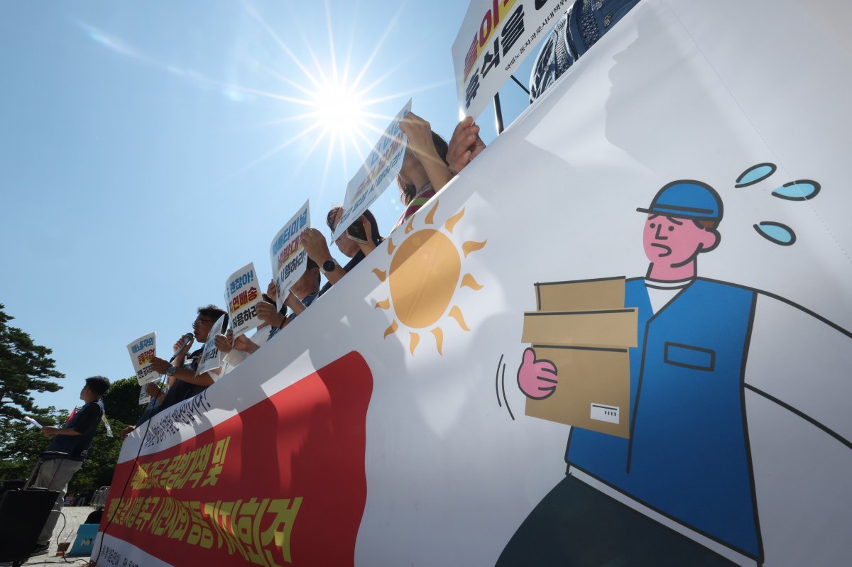택배노동자 과로사 대책위원회 회원들이 11일 오전 서울 용산구 대통령실 앞에서 택배노동자 긴급 폭염대책 및 택배없는 날 시행 촉구 시민사회 공동 기자회견을 하고 있다. 이들은 장시간 야외 활동을 하는 택배노동자들에게 폭염은 생명과 직결된 재난이라며 폭염 대책을 마련할 것을 정부에 촉구했다. 2025.7.11 뉴스1