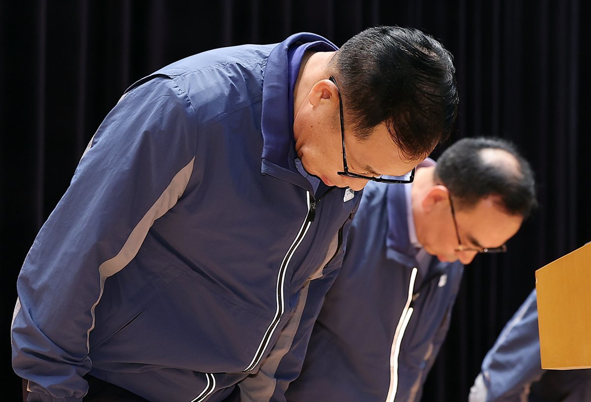 정희민 포스코이앤씨 대표이사가 인천 연수구 포스코이앤씨 송도사옥에서 고속국도 공사 현장 사망사고와 관련해 사과문을 발표 후 고개 숙여 인사하고 있다. 2025.7.29/뉴스1