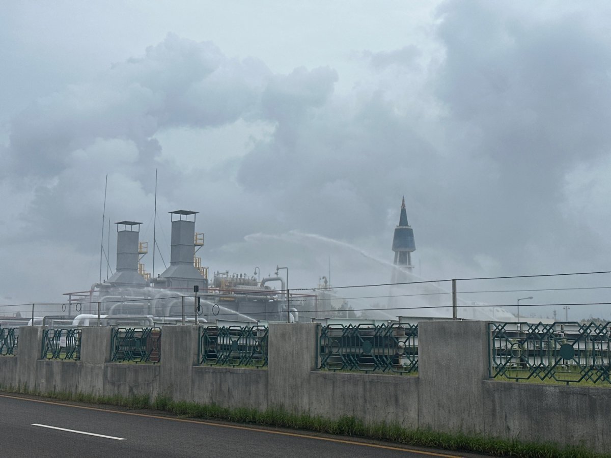 6일 낮 12시 35분쯤 인천 연수구 송도동 신항 E1가스기지에서 LP가스가 누출됐다는 119 신고가 접수됐다.(인천소방본부 제공) 2025.8.6