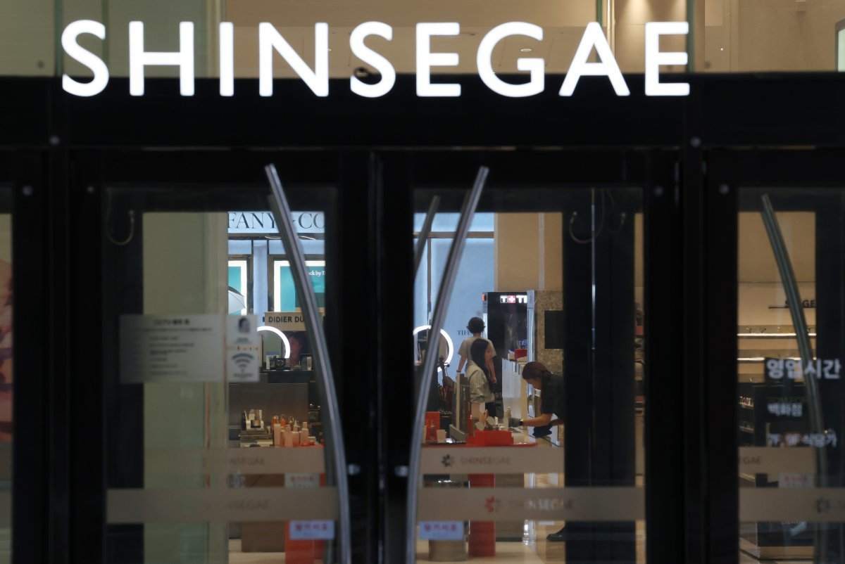 6일 오전 경찰이 긴급 수색을 마친 경기 용인시 수지구 신세계 사우스시티에서 직원들이 개장 준비를 하고 있다. 2025.8.6/뉴스1