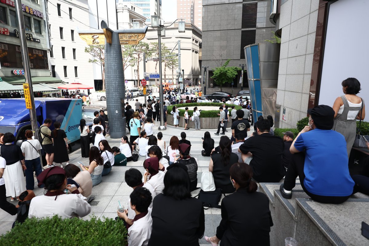 지난 5일 오후 서울 신세계백화점 본점에서 한 인터넷 커뮤니티에 해당 백화점 내부에 폭발물을 설치했다는 협박글이 올라와 이용객들이 대피해 있다. 2025.8.5/뉴스1