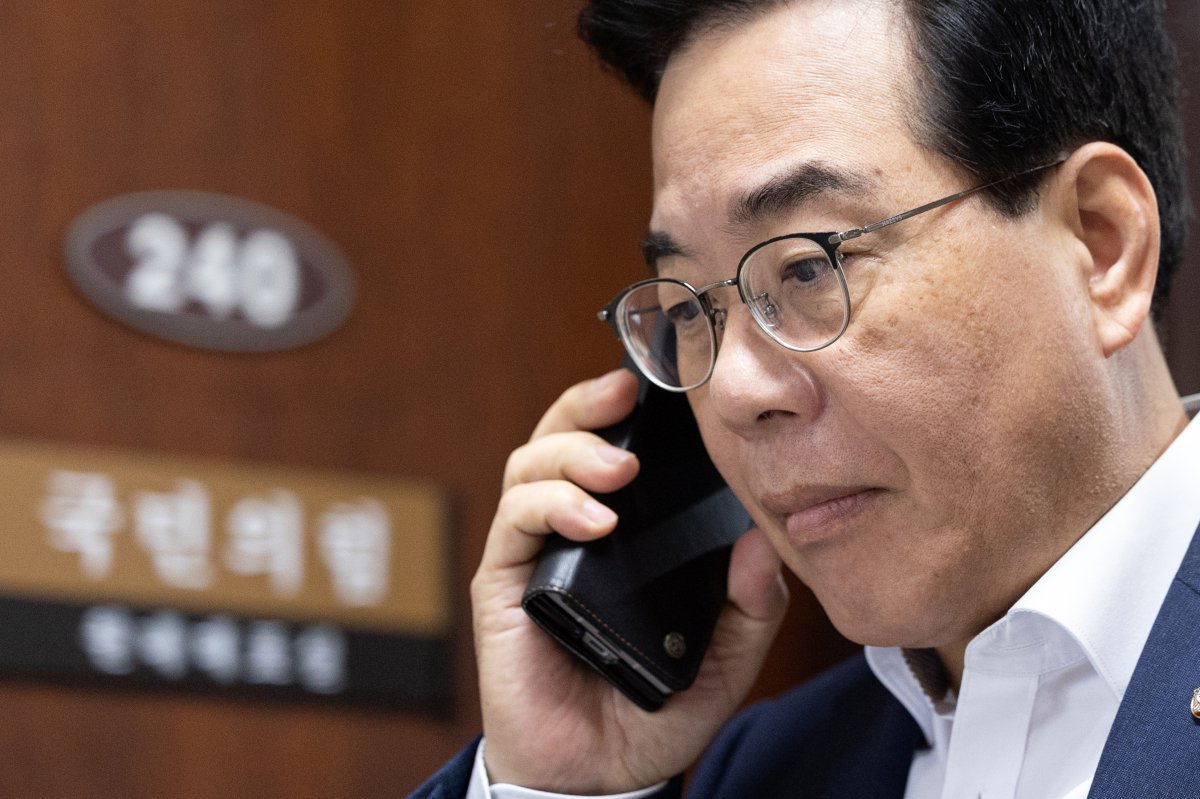 송언석 국민의힘 비상대책위원장 겸 원내대표가 6일 오전 서울 여의도 국회 원내대표실로 향하고 있다. 2025.8.6/뉴스1