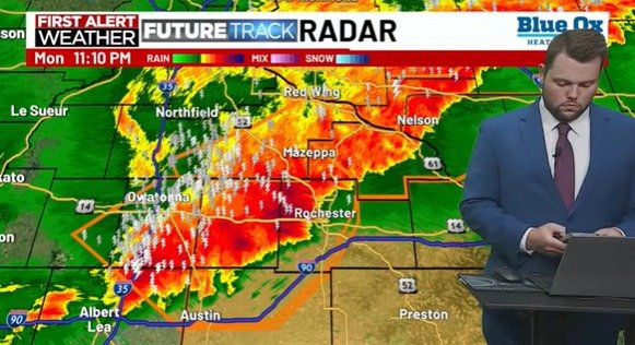 미네소타주 로체스터 지역방송(KTTC)의 수석 기상캐스터인 닉 얀센은 생방송 중 휴대전화를 사용해 논란이 되고 있다. (사진 KTTC 방송 화면 캡쳐)