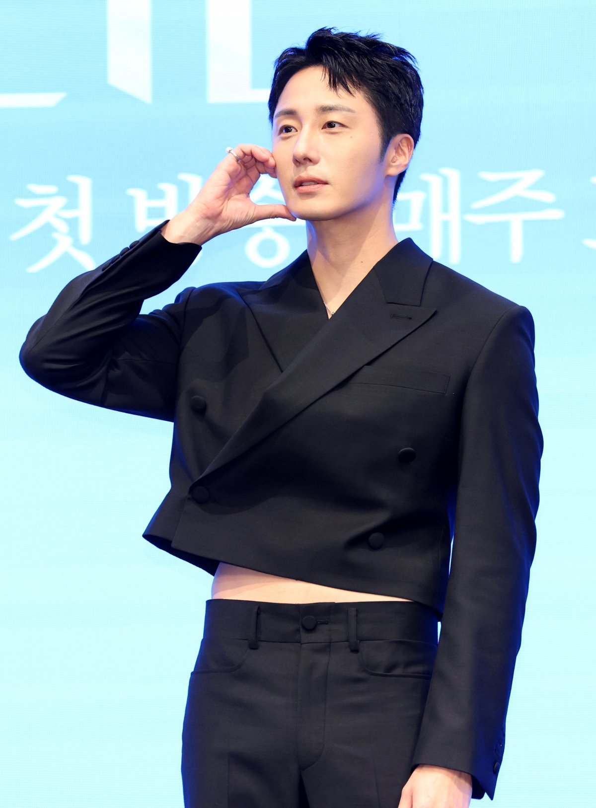 배우 정일우가 6일 서울 구로구 더세인트에서 열린 KBS 2TV 새 주말드라마 ‘화려한 날들’(극본 소현경/ 연출 김형석) 제작발표회에 참석해 포즈를 취하고 있다. ‘화려한 날들’은 지금이든, 과거에서든, 앞으로든, 각기 다른 의미로 만나게 되는 화려한 날들에 대한 세대 공감 가족 멜로 이야기다. 2025.8.6 뉴스1