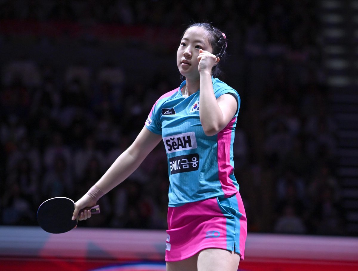 신유빈이 22일(현지 시간) 카타르 도하 루사일 아레나에서 열린 2025 국제탁구연맹(ITTF) 세계선수권대회 여자단식 16강 중국 쑨잉사와 경기에서 득점 후 환호하고 있다. 2025.05.23 사진공동취재단