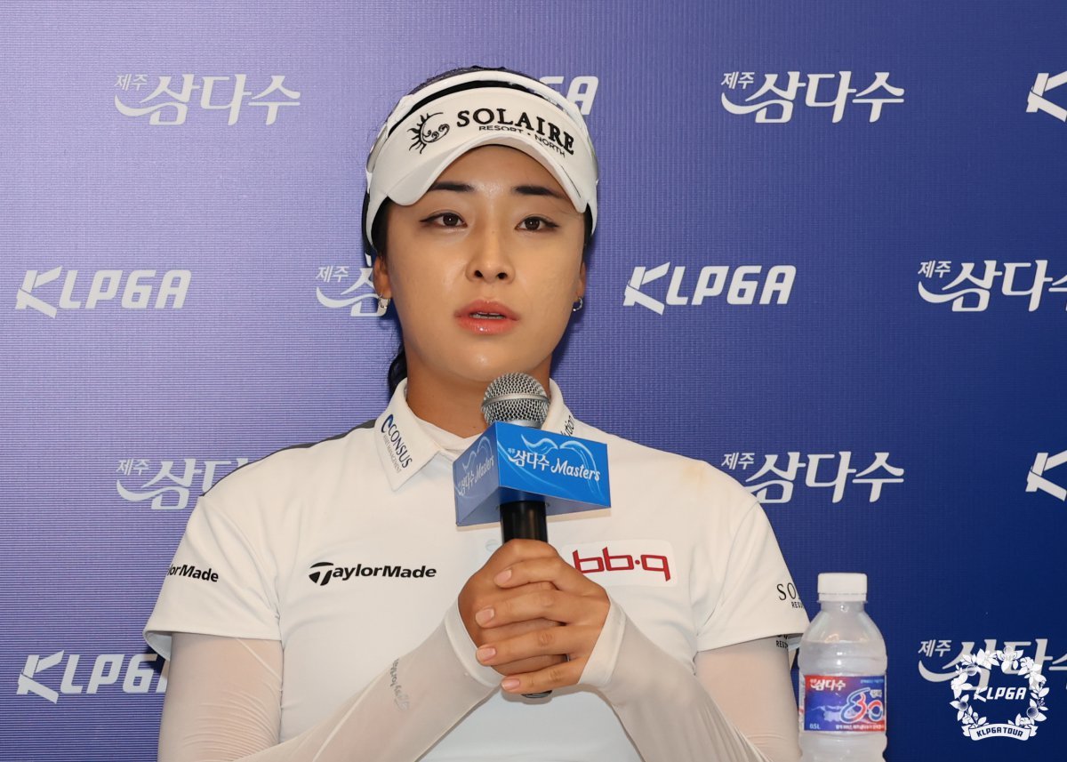 윤이나가 6일 제주 서귀포시 사이프러스 골프 앤 리조트에서 열린 KLPGA 제주 삼다수 마스터스 기자회견에 참석해 질문에 답변하고 있다. KLPGA 제공