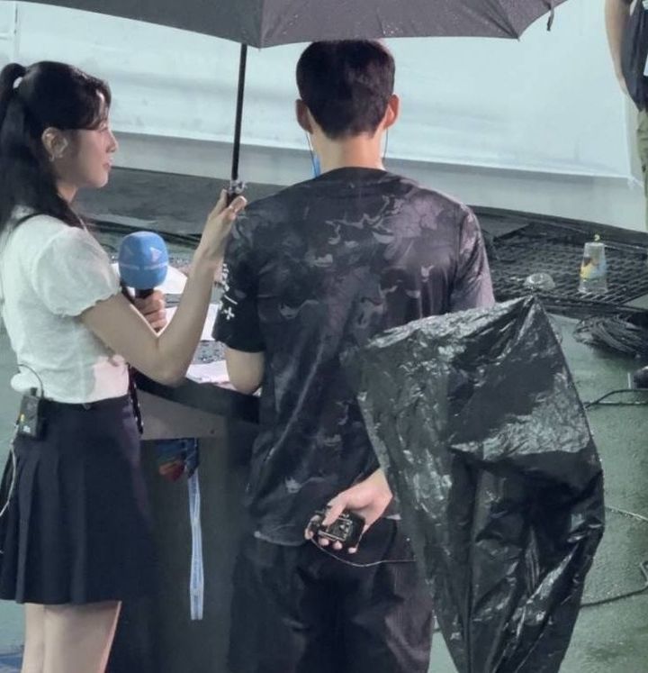 손흥민이 인터뷰 하는 장면의 뒷모습이 공개됐다. 온라인커뮤니티 갈무리