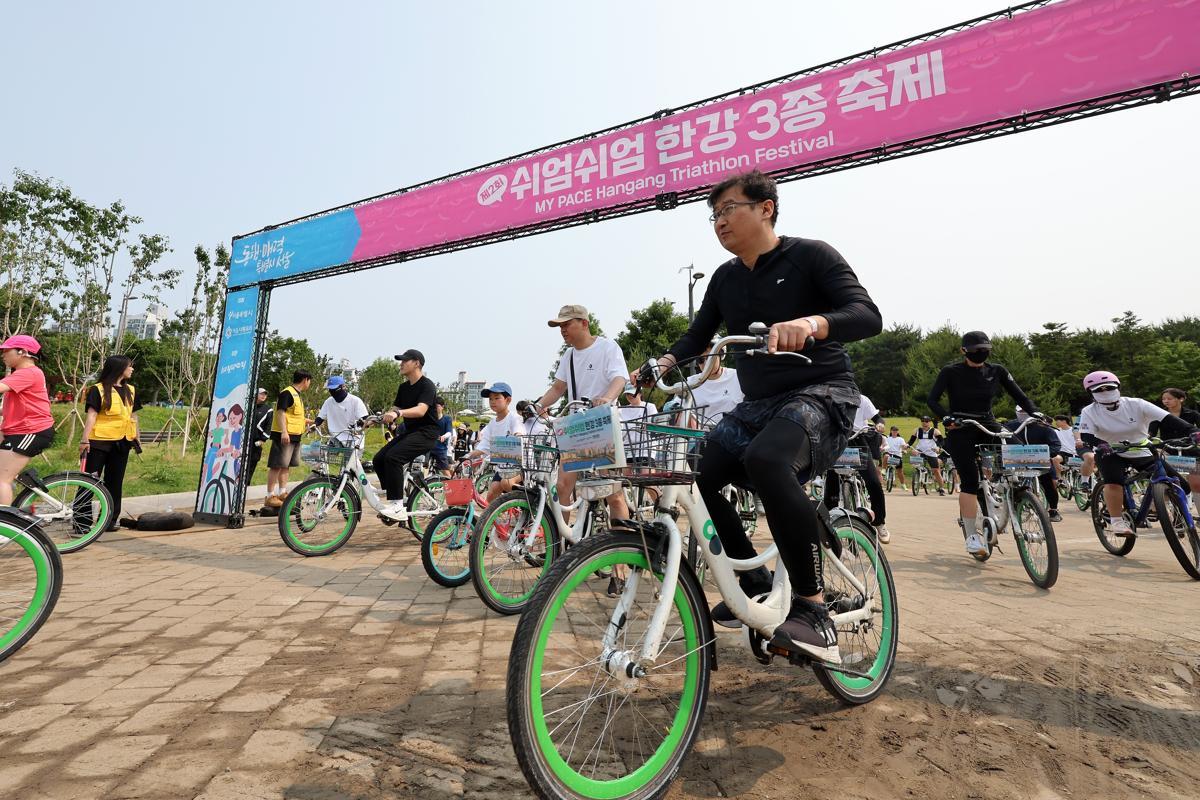 지난 5월 30일 서울 광진구 뚝섬한강공원에서 열린 제2회 쉬엄쉬엄 한강 3종 축제에서 참석자들이 자전거를 타고 있다. 뉴스1