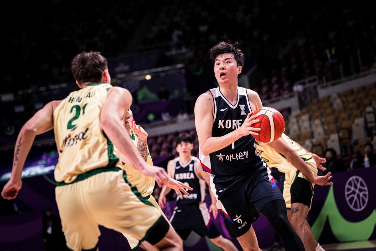 이현중(오른쪽)은 이날 28분30초로 대표팀에서 가장 많은 시간을 뛰었다. FIBA