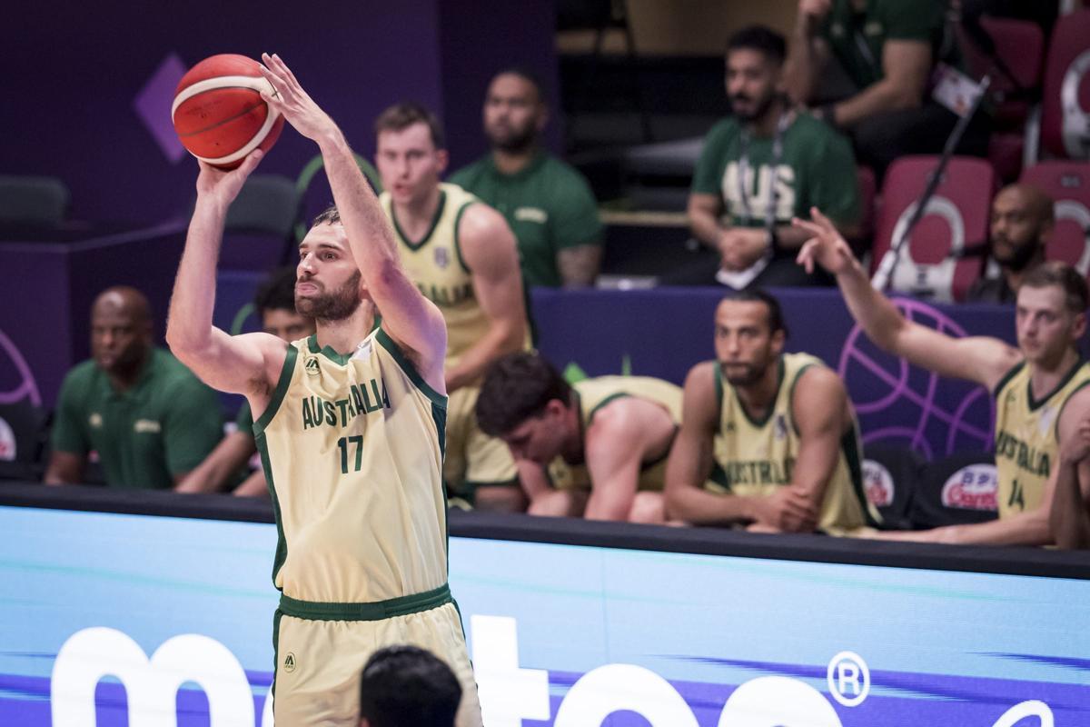 아시아컵 A조 조별리그 1차전 한국-호주전에서 경기 최우수선수(MVP)를 차지한 잭 맥베이(가운데). FIBA 제공