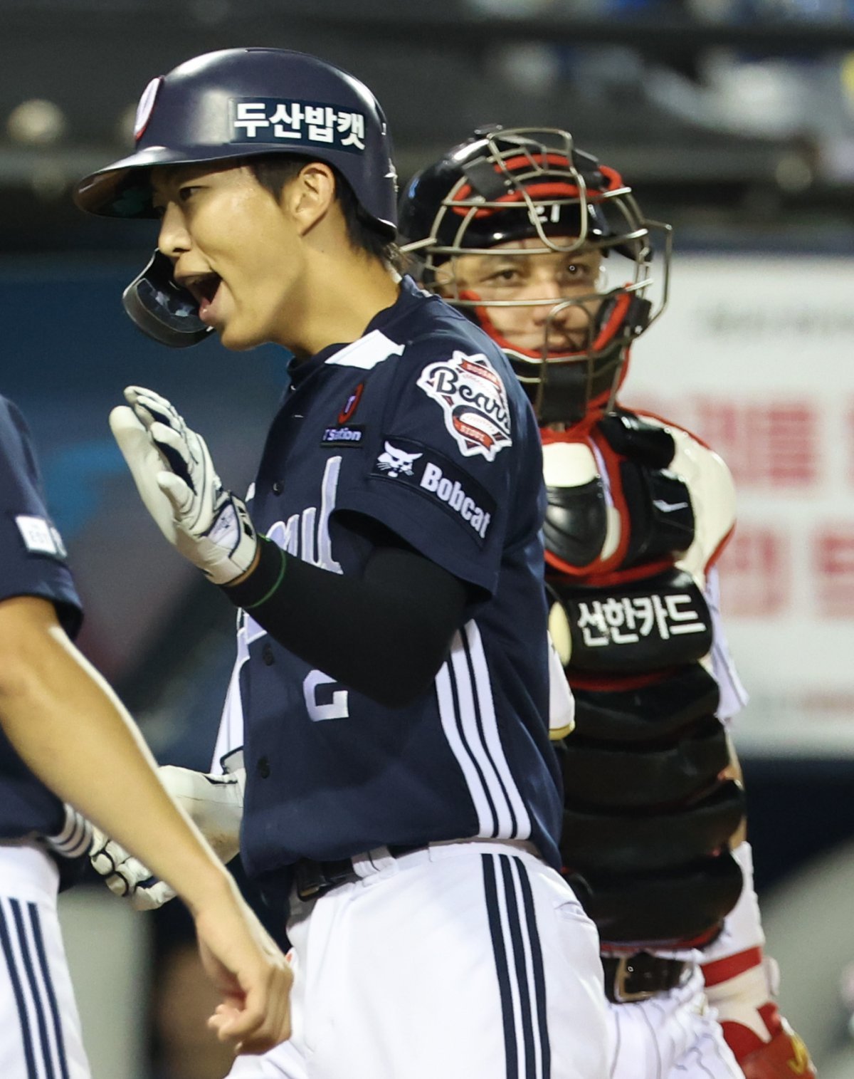 6일 서울 송파구 잠실야구장에서 열린 2025 KBO리그 두산 베어스와 LG 트윈스의 경기, 8회 초 2사 1루 상황 두산 김민석이 투런 홈런을 치고 동료들과 기쁨을 나누고 있다. 2025.08.06. 뉴시스