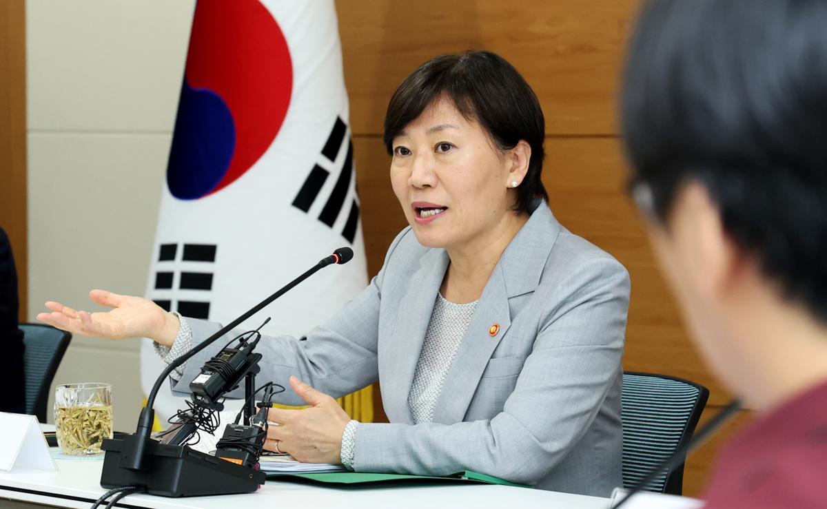 송미령 농식품부 장관이 7일 오후 세종시 정부세종청사에서 열린 출입기자단 간담회에 참석하여 폭염·폭우 대응 여름철 농식품 수급, 한미관세협상, APEC식량안보장관회의 등 현안·정책 관련 질문에 답하고 있다. 2025.8.7 뉴스1