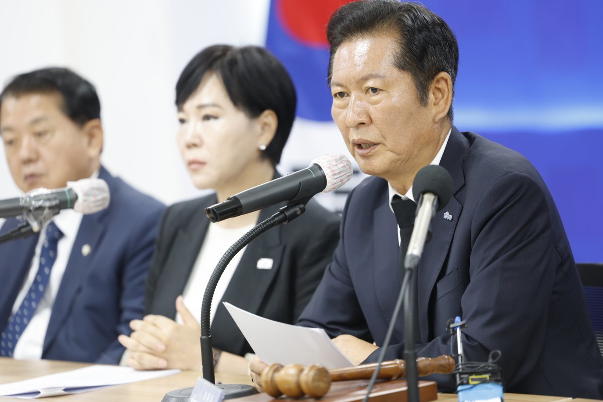 (무안=뉴스1)  정청래 더불어민주당 대표가 8일 전남 무안 전남도당 회의실에서 열린 제145차 현장 최고위원회의에서 모두발언하고 있다. 2025.8.8/뉴스1