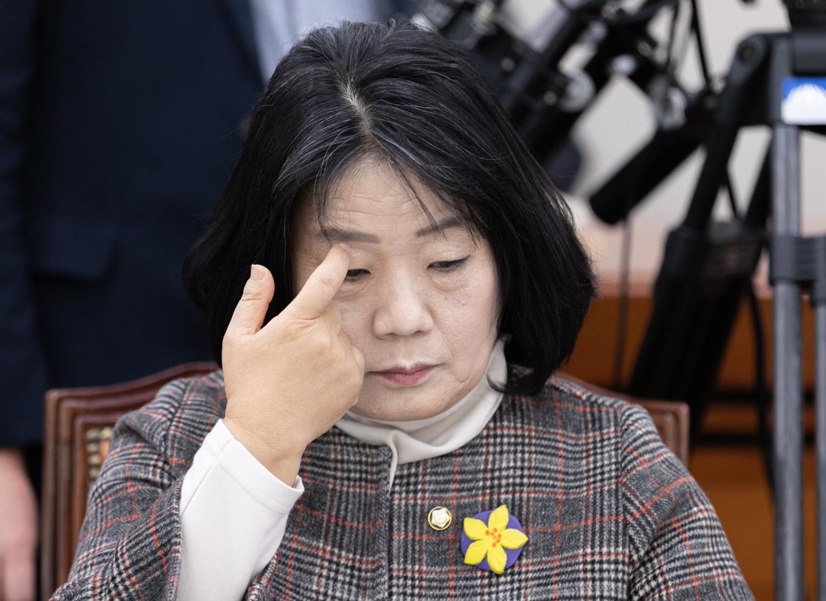 윤미향 무소속 의원이 2023년 2월 20일 서울 여의도 국회에서 열린 농림축산식품해양수산위원회 전체회의에서 잠시 생각에 잠겨 있다. 2023.2.20 뉴스1