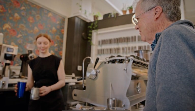 30년 경력의 미국 신경과 의사이자 알츠하이머병 초기 환자인 대니얼 깁스 박사. 오리건주 포틀랜드에 사는 그는 매일 아침 단골 카페를 방문한다. 저자는 “(몸에 문신을 한 카페 바리스타들처럼) 나의 뇌에도 문신이 있다. 바로 알츠하이머병과 싸운 흔적”이라고 했다. 사진 출처 대니얼 깁스 박사 홈페이지