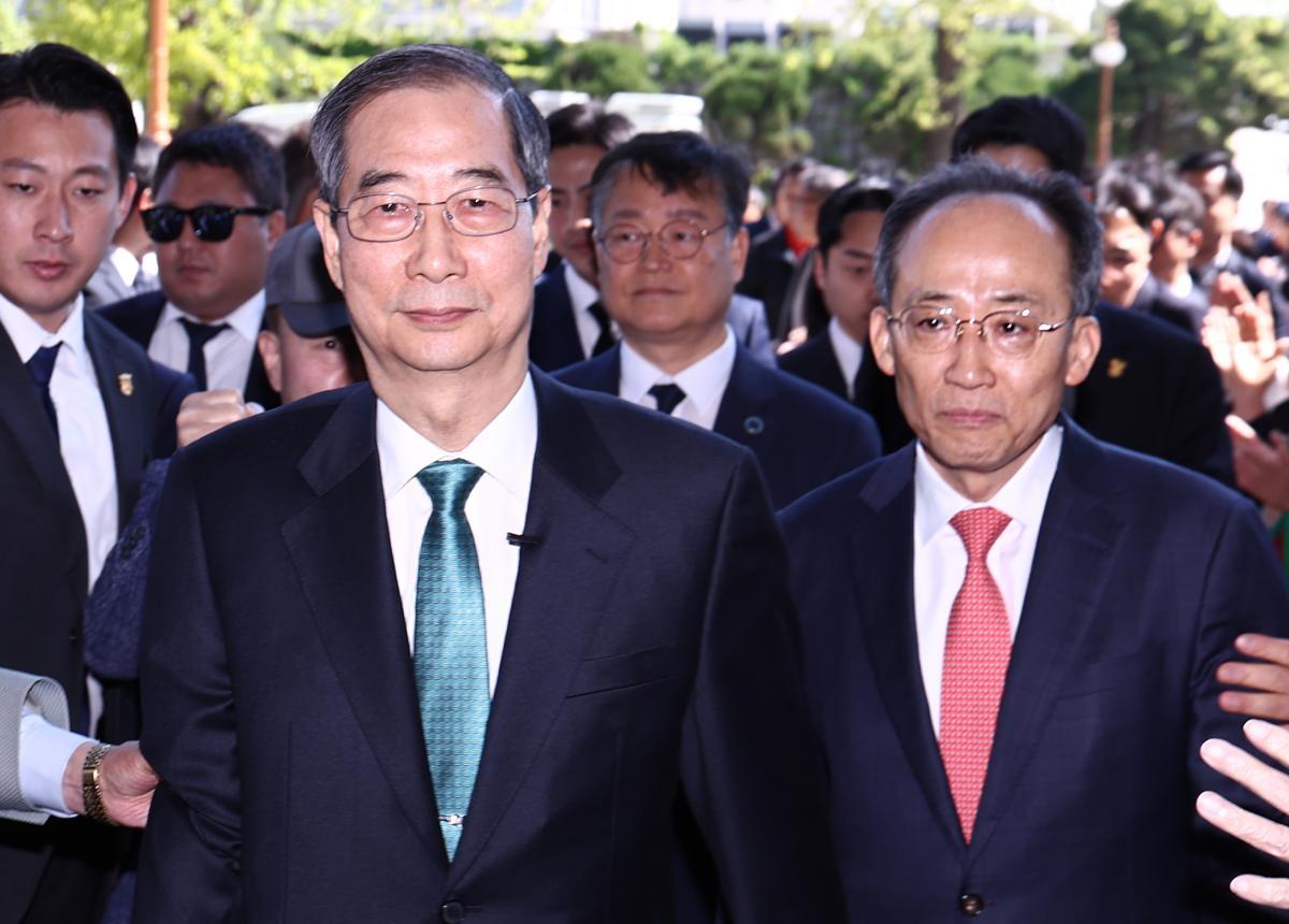 한덕수 전 국무총리가 지난 5월 2일 오전 서울 여의도 국회에 도착해 대통령 선거 출마 선언을 하기 위해 추경호 국민의힘 의원과 함께 소통관으로 향하고 있다./뉴스1 ⓒ News1 김민지 기자