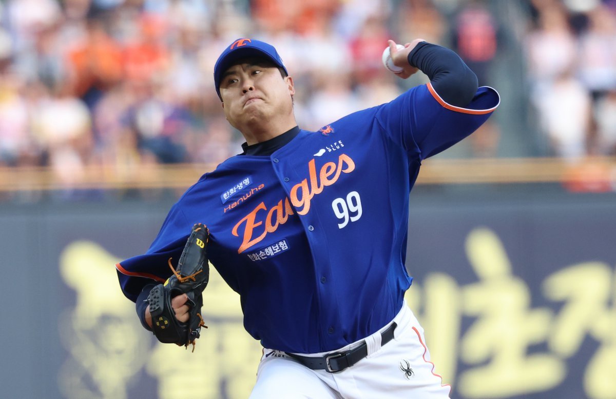 8일 오후 서울 송파구 잠실야구장에서 열린 프로야구 ‘2025 신한 SOL뱅크 KBO 리그’ 한화 이글스와 LG 트윈스의 경기에서 1회말 한화 선발 류현진이 역투하고 있다. 2025.8.8 뉴스1