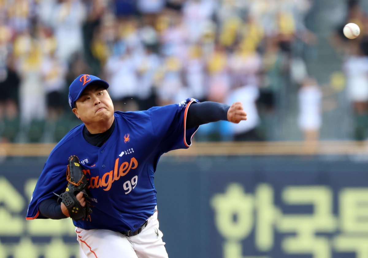 8일 오후 서울 송파구 잠실야구장에서 열린 프로야구 ‘2025 신한 SOL뱅크 KBO 리그’ 한화 이글스와 LG 트윈스의 경기에서 1회말 한화 선발 류현진이 역투하고 있다. 2025.8.8 뉴스1