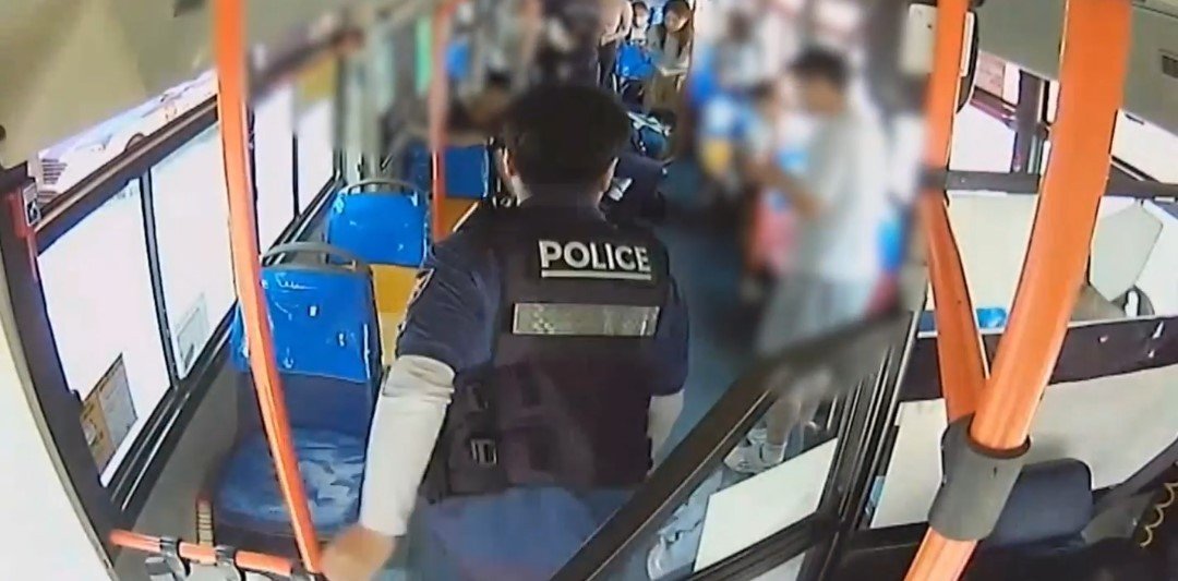 대구 시내버스에 10대 승객이 쓰러러지자 황금지구대 소속 경찰관이 버스에 올라타 응급조치를 하고 있다.(대구 수성경찰서 제공.재판매 및 DB 금지)