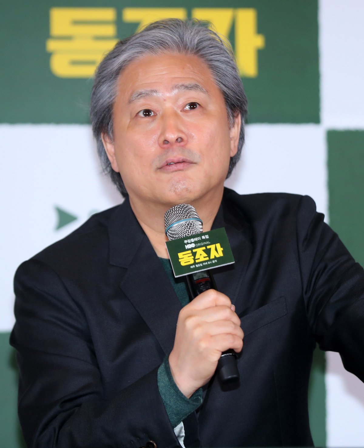 박찬욱 감독이 18일 오후 서울 강남구 메가박스 코엑스에서 열린 HBO 오리지널 ‘동조자’ 언론시사회에서 인사말을 하고 있다. 2024.04.18. 뉴시스