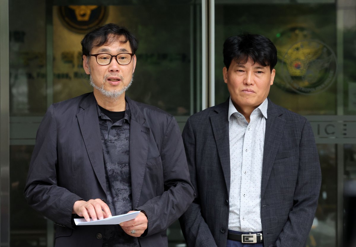 김순환 서민민생대책위원회(서민위) 사무총장이 9일 서울 마포구 서울경찰청 금융범죄수사대에서 이춘석 주식 차명거래 의혹 고발인 조사 출석에 앞서 입장을 밝히고 있다. 오른쪽은 고일영 변호사. 2025.08.09. 뉴시스