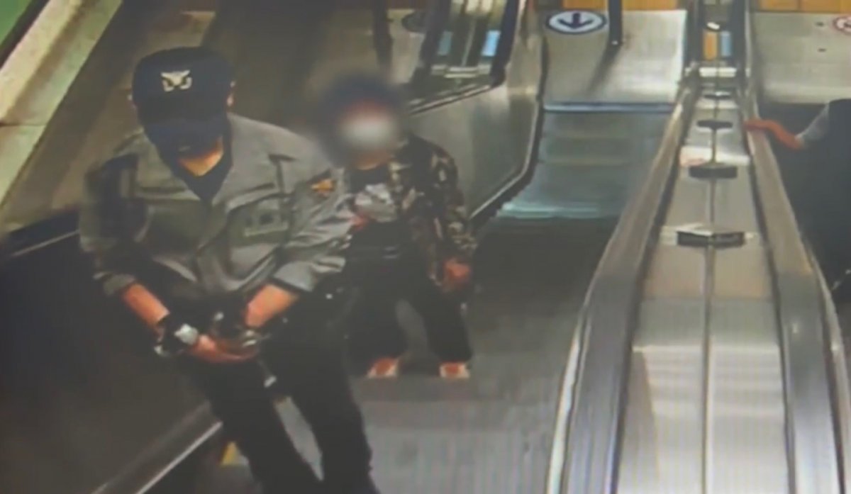 가짜 경찰 복장·장비 착용하고 돌아다닌 50대. (사진=경기북부경찰청)