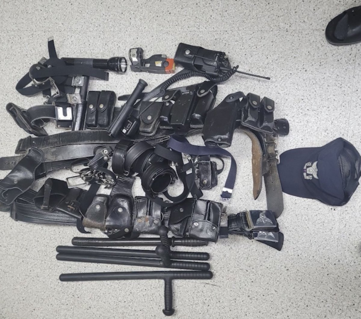가짜 경찰 복장·장비. (경기북부경찰청 제공)