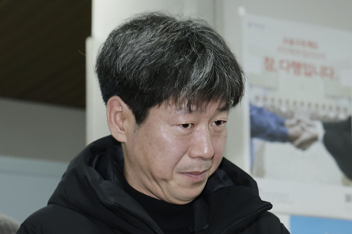 남욱 변호사가 6일 서울 서초구 서울고등법원에서 열린 정치자금법 위반·뇌물 혐의 항소심 선고 공판에서 징역 8개월을 선고받은 뒤 법원을 나서고 있다. 2025.02.06 [서울=뉴시스]