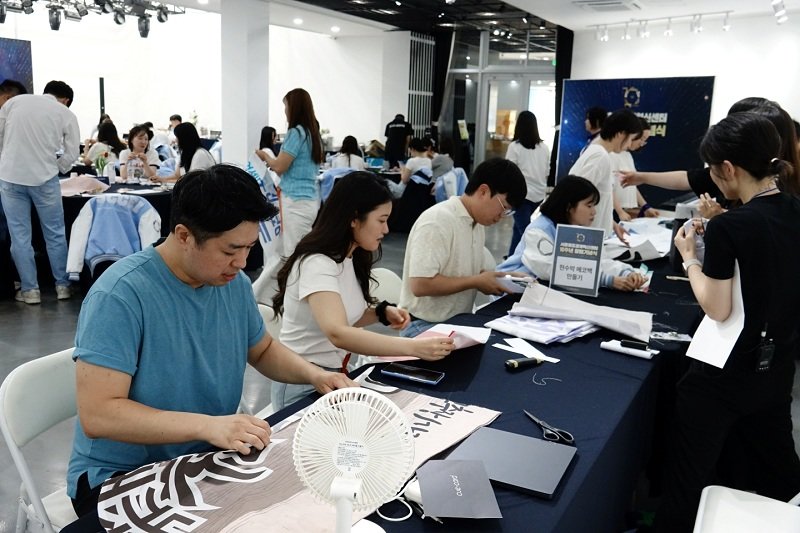 폐현수막 활용 에코백 제작 모습. 사진=서울창조경제혁신센터 제공