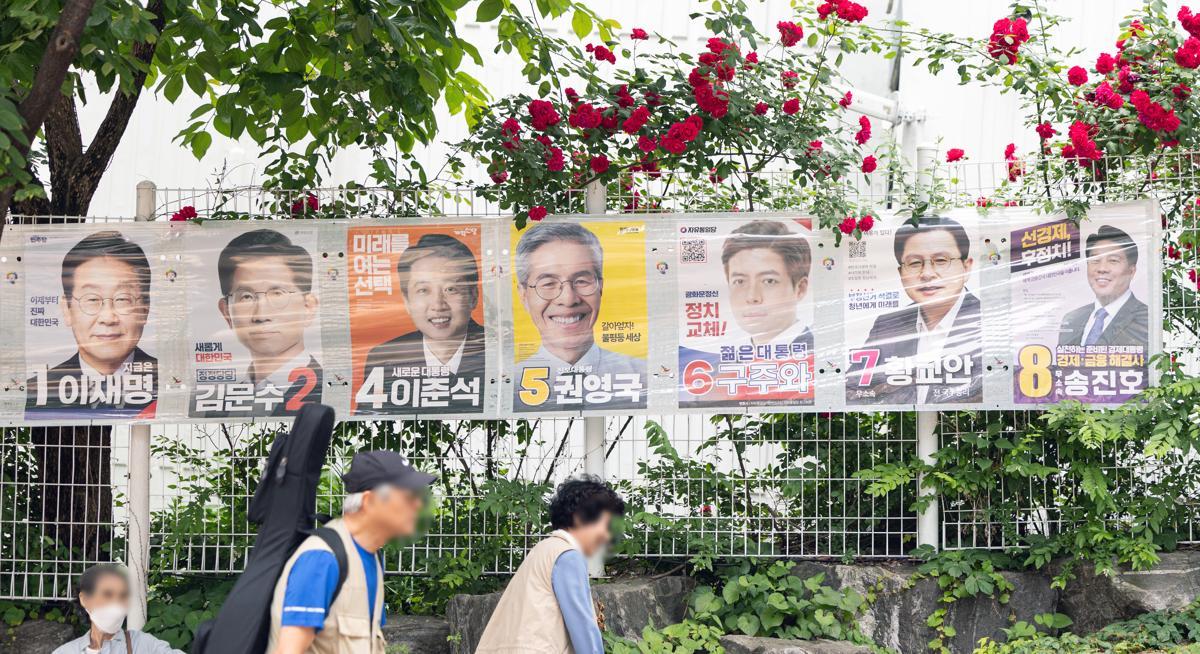 제21대 대통령 선거 투표를 하루 앞둔 2일 서울 서대문구의 한 아파트 입구에 선거 벽보가 붙어있다. 2025.6.2/뉴스1