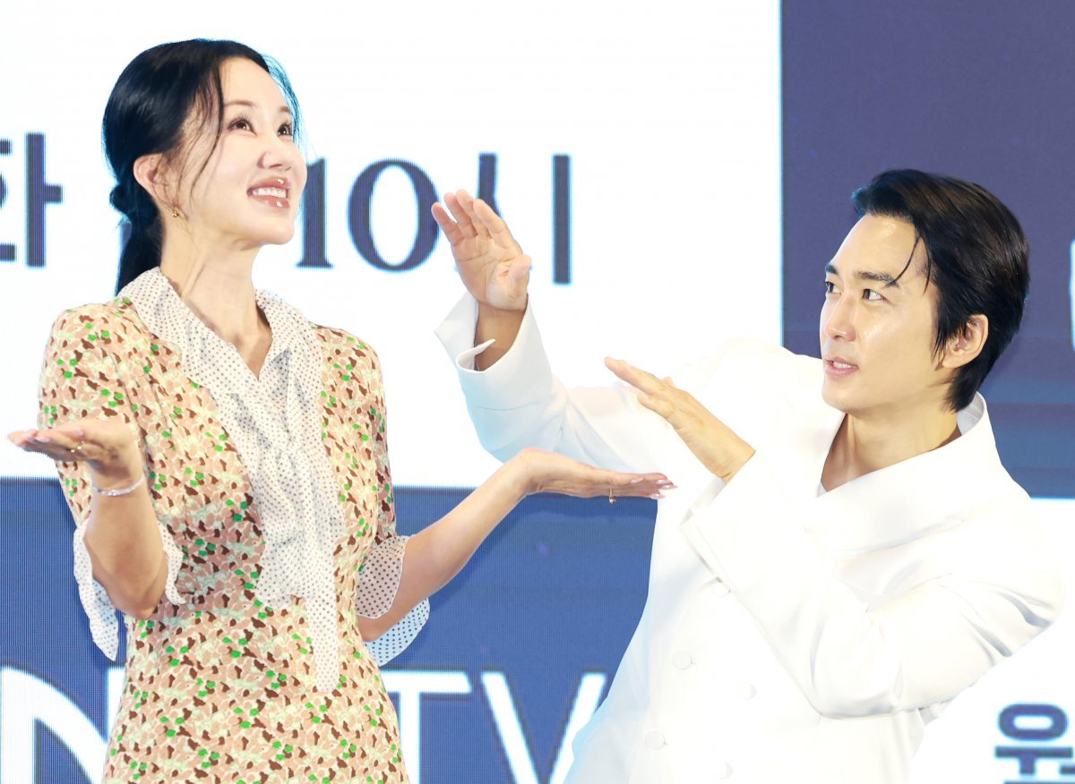 배우 엄정화와 송승헌(오른쪽)이 12일 오후 서울 구로구 경인로 신도림 디큐브시티 더 세인트에서 열린 지니 TV 오리지널 ‘금쪽같은 내 스타’(극본 박지하/ 연출 최영훈)의 제작발표회에 참석해 포즈를 취하고 있다. ‘금쪽같은 내 스타’는 대한민국 최고의 톱스타가 하루아침에 평범한 중년 여성이 된 후 펼쳐지는 눈물 콧물 휘날리는 세월 순삭 로맨틱 코미디다. ‘미쓰 와이프’ 이후 10년 만에 재회한 엄정화, 송승헌이 완성할 로맨틱 코미디에 이목이 집중되고 있다. 2025.8.12/뉴스1