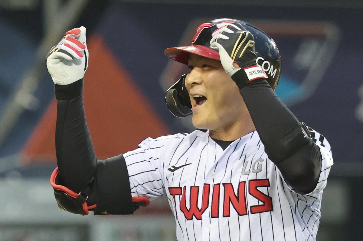 15일 오후 서울 송파구 잠실야구장에서 열린 ‘2025 신한 SOL 뱅크 KBO리그’ 키움 히어로즈와 LG 트윈스의 경기 4회말 LG 공격 2사 1루 상황에서 오지환이 선제 투런 홈런을 쏘아올린 후 기뻐하고 있다. 2025.5.15 뉴스1