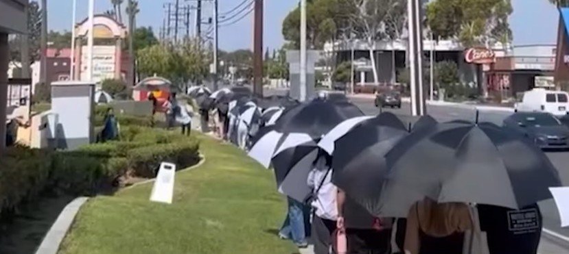 11일(현지 시간) 미국 캘리포니아주 풀러턴에 있는 롯데리아 매장이 선 개장하자 사람들이 긴 줄을 서 있다. 채널A