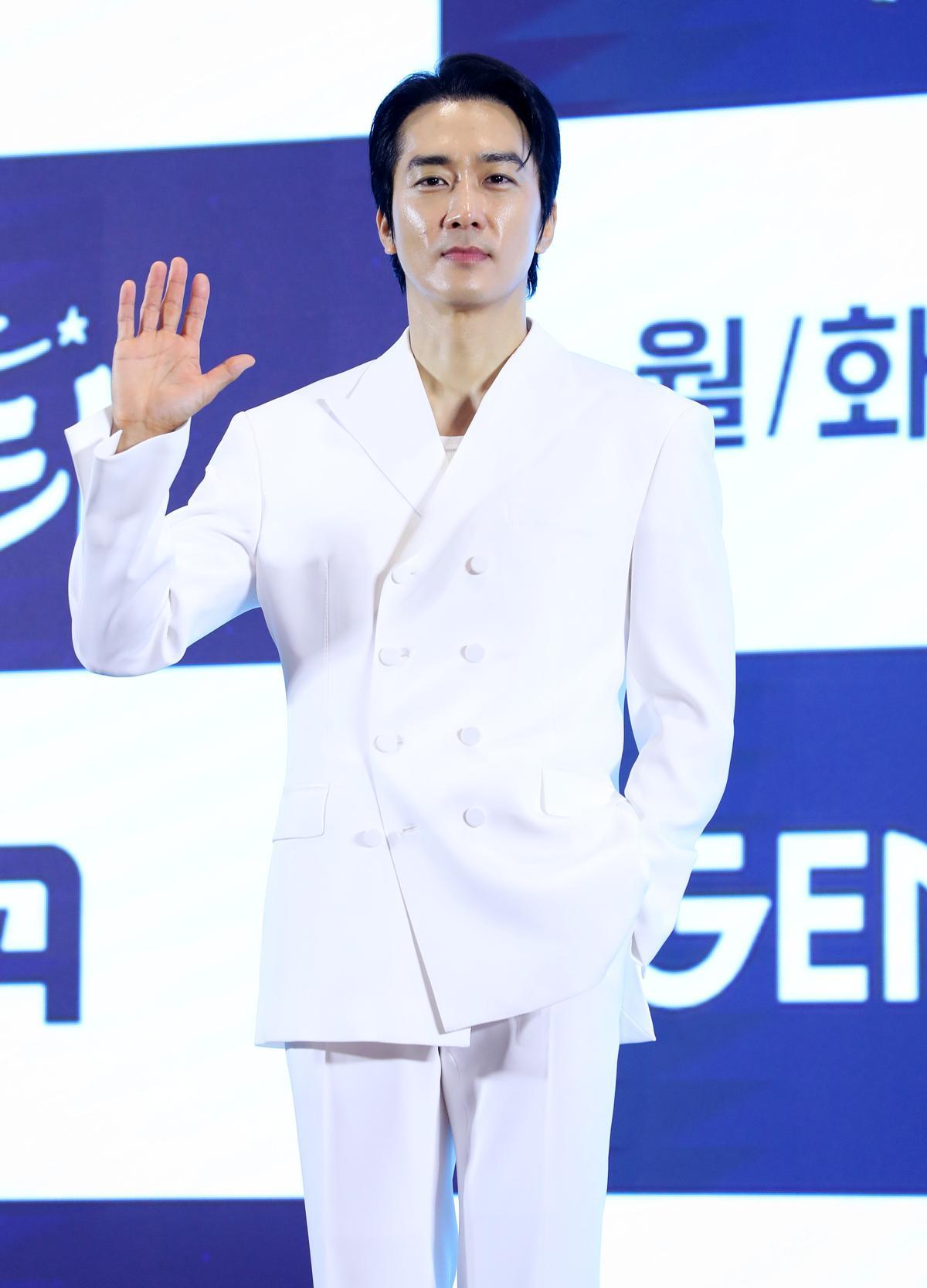 배우 송승헌이 12일 오후 서울 구로구 더 세인트에서 열린 지니TV 오리지널 드라마 ‘금쪽같은 내 스타’(극본 박지하 연출 최영훈) 제작발표회에서 포즈를 취하고 있다. 2025.08.12 뉴시스