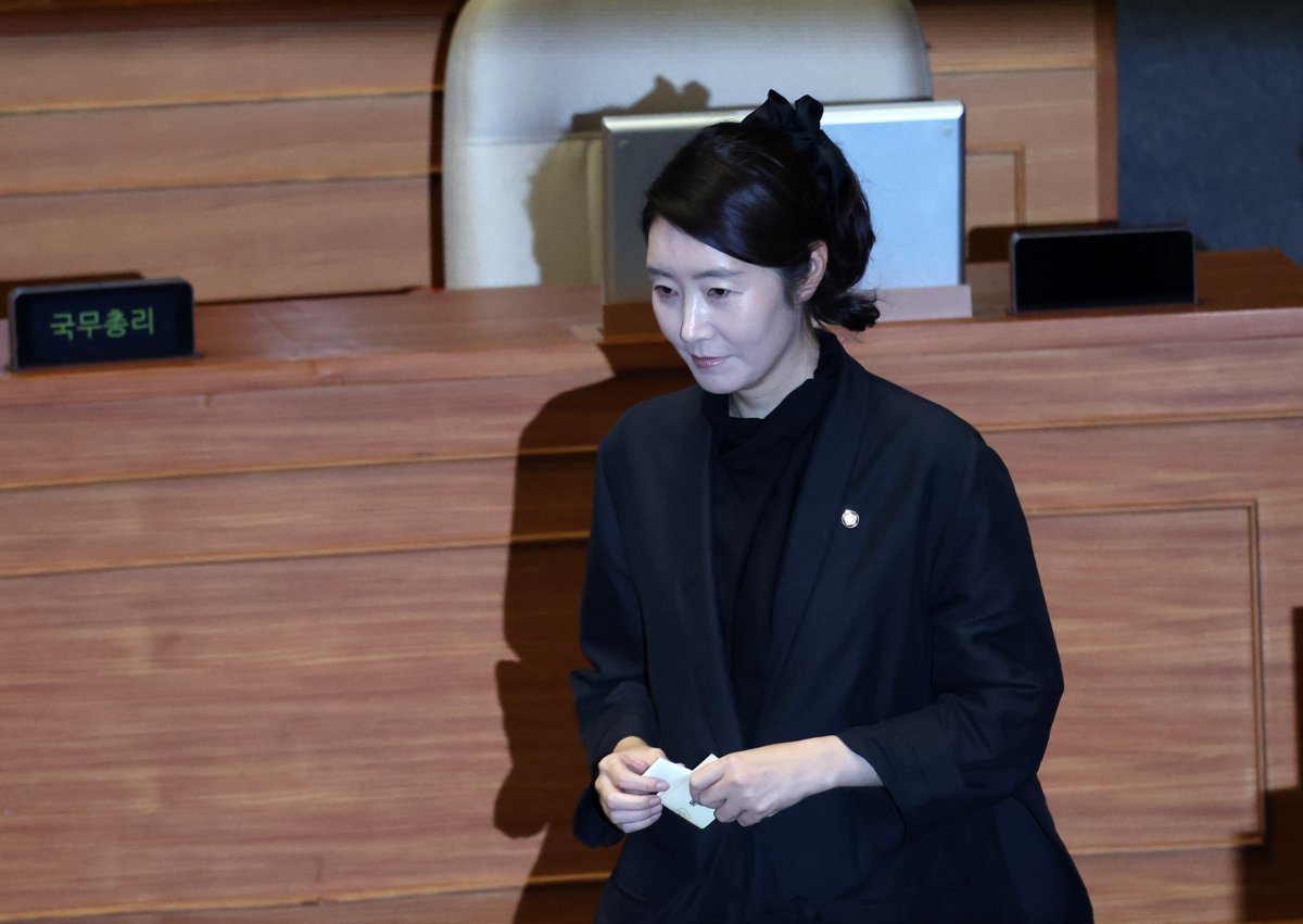 강선우 더불어민주당 의원이 5일 오후 서울 여의도 국회에서 열린 제427회 국회(임시회) 제3차 본회의에서 방송법 일부개정법률안(대안)에 투표하기 위해 이동하고 있다. 2025.08.05 [서울=뉴시스]