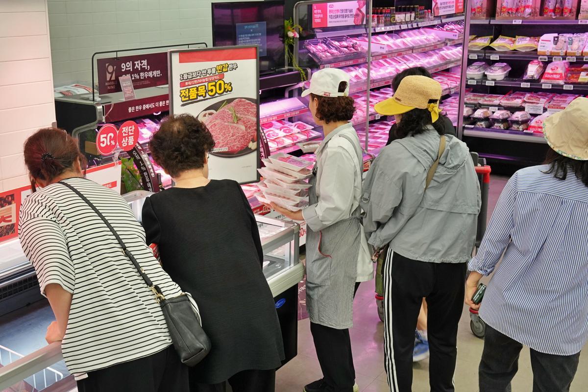 사진은 지난 5일 서울 노원구 롯데마트 중계점에서 고객들이 쇼핑하고 있는 모습. (롯데쇼핑 제공)
