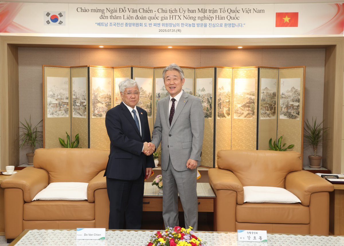 농협중앙회 강호동 회장은 지난달 31일 서울시 중구 농협중앙회 본관에서 베트남 도 반 찌엔 조국전선중앙위원회 위원장을 접견하고 양국 농업분야 상호발전 방향에 대해 논의했다.